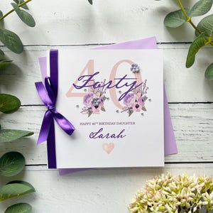40er Jahre Geburtstagskarte für Sie. Hübsche handgemachte personalisierte Geburtstagskarte. Lila und Weiß mit Schleife, Gems und Papierblumen.