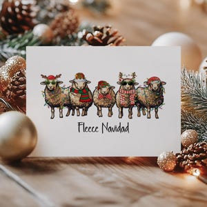 4 Weihnachtskarten. Lustiges Schafdesign. "Fleece Navidad" Wortspiel." Festliche Weihnachtskarten-Packung. Innen leer. Weihnachtskarten-Set mit Umschlägen.