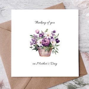 Ich denke an Sie auf Muttertagskarte. Hübsches Blumenmuster perfekt, um am Muttertag Liebe und Sympathie zu versenden. Verlust der Mama, Beileidskarte