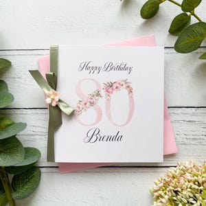 80e anniversaire | Personnalisé | Grands chiffres avec des fleurs | Ruban et noeud | Rose | Prénom féminin | Joyeux anniversaire