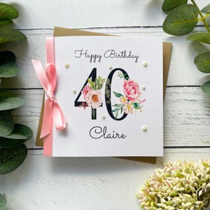 40. Geburtstagskarte für Sie | Personalisiert | Große Zahlen mit Blumen | Band & Schleife | Rosa | Weiblicher Name | Alles Gute zum Geburtstag | Perlen
