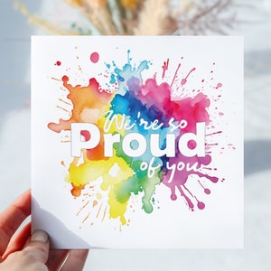 Nous sommes si fiers, carte Coming Out. Carte de la fierté gaie. Carte lgbtq+ arc-en-ciel. Dehors et fier. Carte de voeux carrée avec enveloppe.