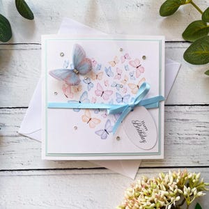 Hübsche Buttery Geburtstagskarte. Wunderschöne Handgemachte Geburtstagskarte für Sie mit Edelsteinen und Organza Butterly. Perfekt für Mama, Freundin oder Schwester.