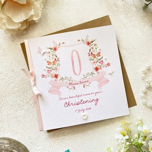 Carte de baptême pour une petite fille, personnalisée avec le nom et la date. Joli thème régence. Finition à la main avec ruban, papillons et perles.