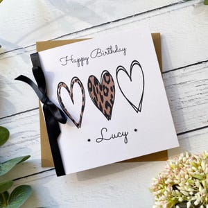 Carte d'anniversaire pour elle | Personnalisé | Ruban et noeud coeurs imprimé léopard | Nom des destinataires | Joyeux anniversaire | Cadeau pour maman, ami, soeur