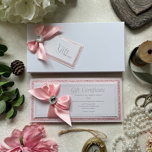 Geschenkgutschein, Geschenkkarte, Ticket, Gutschein. Personalisiert mit den Ereignisdetails. Präsentiert in einer Geschenkbox. Rosa und weiß. Handgefertigt