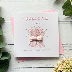 Handgemachte Karte. Personalisiert mit Namen des Empfängers. Schleife & Perlen. Hübsches Blumenmuster. Thinking of you Karte für Sie.