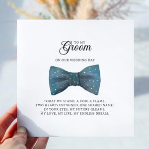 Bräutigam-Hochzeitstag-Karte. Auf unserer Hochzeitskarte für den Bräutigam / Ehemann. Original Gedicht. Einfacher minimaler Stil, Fliege Design. Umschlag
