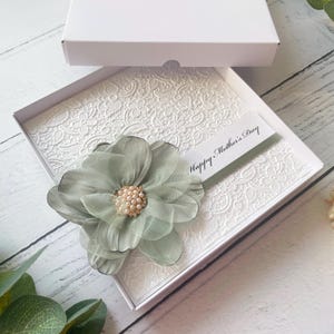 Muttertagskarte. Handgemachtes Muttertags Geschenk. Besondere handgefertigte Karte. Luxus Design, mit Schleife & großer Blume. Salbeigrün