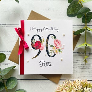 90er Geburtstagskarte | Personalisiert | Große Zahlen mit Blumen | Band & Schleife | Rot und Pink | Weiblicher Name | Alles Gute zum Geburtstag | Perlen