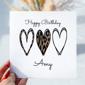 Carte d'anniversaire à imprimé léopard pour elle. Personnalisé. Motif coeurs imprimé léopard. Nom des destinataires. Blanc à l'intérieur. Parfait pour un ami, Bestie.