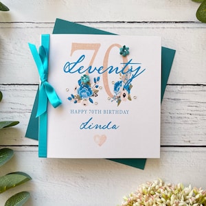 70er Jahre Geburtstagskarte für Sie. Hübsche handgemachte personalisierte Geburtstagskarte. Türkis und Weiß mit Schleife, Gems und Papierblumen.