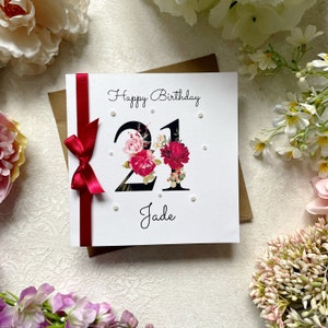 21. Geburtstagskarte für Sie | Personalisiert | Große Zahlen mit Blumen | Band & Schleife | Rot-Pink | Weiblicher Name | Alles Gute zum Geburtstag | Perle