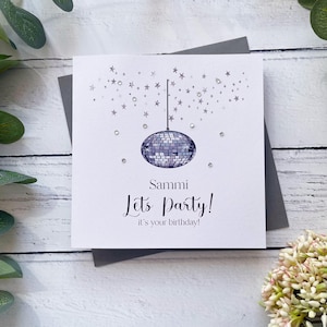 Personalisierte Geburtstagskarte. Glitter Ball Design. Lass uns feiern. Disko Design.  Funky Grüße Karte. Innen leer. Mit Edelsteinen. Grauer Umschlag.