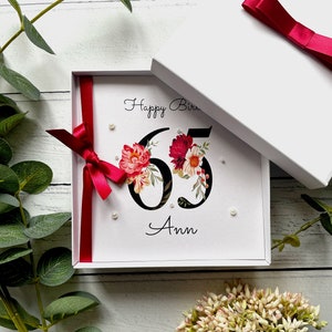 65e anniversaire dans une boîte| Personnalisé | Grands chiffres avec des fleurs | Ruban et noeud | Rose | Prénom féminin | Joyeux anniversaire | Perles