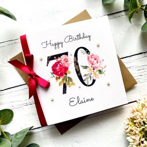 Personalisierte Karte zum 70. Geburtstag mit eleganten Blumen und Bändern - Name inklusive