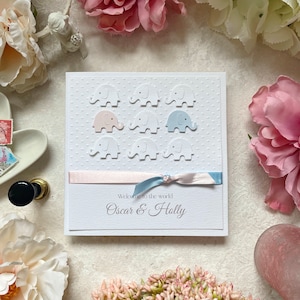 Personalisierte Karte für Zwillinge mit neuem Baby. Neue Zwillingsbabys Karte. Zwillingsmädchen Karte. Karte für Zwillinge. Junge und Mädchen Zwillinge Karte. Handgemachte Elefanten Design