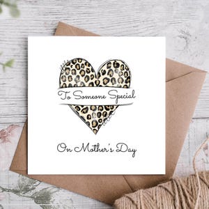 Muttertagskarte für eine besondere Person. Funky Leopard Print Herz Design. Wunderschöne Karte für eine besondere Dame die wie eine Mama ist. Besonderes Geschenk