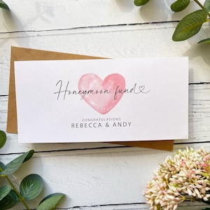 Geldbörse als Geldgeschenk zur Hochzeit. Personalisiert auf der Vorderseite und auf der Innenseite. Geld-Umschlag, Gutscheinbörse. Schlichtes Herz Design. Flitterwochen-Fonds