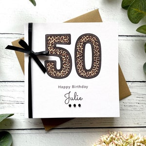 50e anniversaire pour femme | Personnalisé | Grands chiffres géniaux à imprimé léopard | Pour sa meilleure amie, maman, soeur | Arc et pierres précieuses