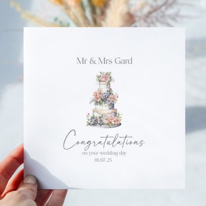 Carte de mariage personnalisée pour félicitations. Date de mariage et nom de personne mariée. Jeunes mariés, couple heureux. Conception de gâteau de mariage. Monsieur et Madame