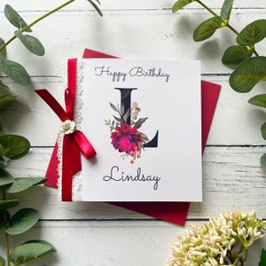 Karte zum Geburtstag für Sie | Personalisiert | Handgemachte Name Karte für Frau | Band & Schleife | Rot und Pink | Weiblicher Name | Alles Gute zum Geburtstag | Mama, Mama