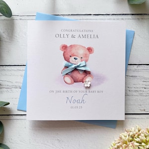 Nouvelle carte bébé garçon, joli ours en peluche, prénoms personnalisés des parents, nom du bébé et date de naissance. Un nœud et une fleur sont finis à la main
