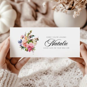 Nous sommes désolés que vous abandonniez votre compte Money Wallet pour de l'argent. Carte pour collègue. Façade et intérieur personnalisés. Enveloppe d'argent. Nouvel emploi, cadeau de départ