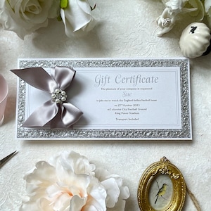 Handgefertigter Geschenkgutschein, Geschenkkarte, Ticket, Gutschein. Personalisiert mit den Ereignisdetails. Präsentiert in einer Geschenkbox. Silber oder Champagner