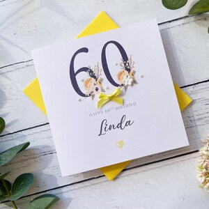 60er Jahre Geburtstagskarte für Sie. Hübsche handgemachte personalisierte Geburtstagskarte. Gelb und Weiß mit Schleife, Gems und Papierblumen.