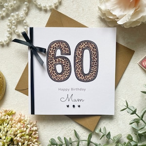 Karte zum 60. Geburtstag für Frau | Personalisiert | Große Funky Leopard Print Zahlen | Für Ihre Mutter Schwester Freund Bestie | Schleife & Gems