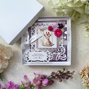 Geburtstagskarte mit Giraffe für Tochter/Enkelin | Personalisiert | Baby Giraffe Thema | 3D Blumen | Spezielle Box-Karte | Lila |