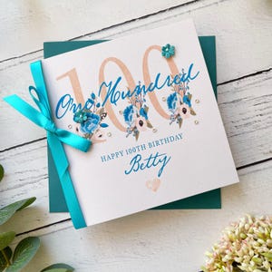 Ihr 100.Geburtstagskarte. Hübsche handgemachte personalisierte Geburtstagskarte. Türkis und Weiß mit Schleife, Gems und Papierblumen.