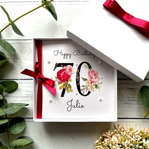 70e anniversaire dans une boîte | Personnalisé | Grands chiffres avec des fleurs | Ruban et noeud | Rose | Prénom féminin | Joyeux anniversaire | Perles
