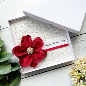 Carte de fête des mères. Cadeau fait main pour la fête des mères. Carte artisanale spéciale. Design luxueux, avec ruban et grande fleur. Fleur de Bourgogne