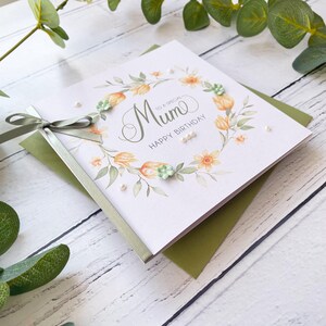 Carte d'anniversaire de maman. Jolie carte d'anniversaire florale pour maman, maman ou maman. Cadeau spécial fait main avec des fleurs en papier, motif jonquille printanière.