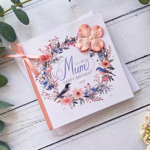 Mama Geburtstagskarte. Hübsche Blumenkarte zum Geburtstag für Mama, Mama oder Mama. Handgefertigtes besonderes Geschenk mit Papierblume & Vogel Design.