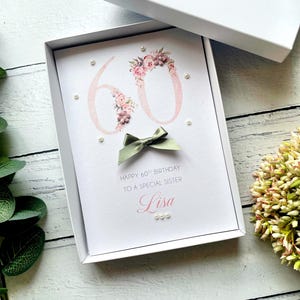 Carte d'anniversaire pour elle. Carte d'anniversaire personnalisée pour maman, grand-mère, tante. Jolie carte d'anniversaire rose faite main pour ses 60 ans