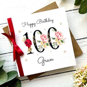 Carte 100e anniversaire pour elle. Idéal pour maman, grand-mère, tante ou arrière-grand-mère. Fait main et personnalisé. Âge et ruban/perles personnalisables