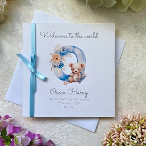 Nouvelle carte pour bébé garçon, faite main et personnalisée. Conception mignonne d'ours de monogramme. Félicitations pour un nouveau bébé. Nouveau cadeau de bébé. Neveu, petit-fils