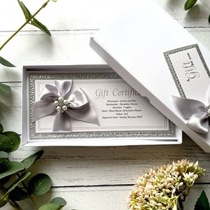 Chèque-cadeau, carte-cadeau, billet, bon d'achat. Personnalisé avec les détails de l'événement. Présenté dans une boîte cadeau. Argent ou champagne. Fait main