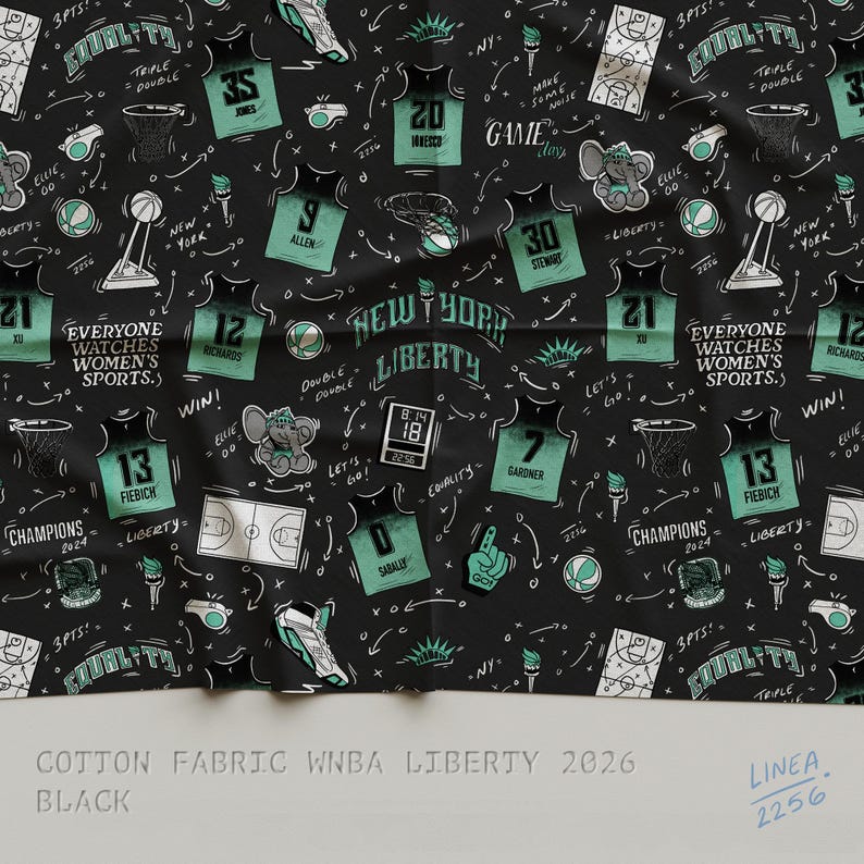 Puede incluir: Tela de algod&oacute;n negra con un patr&oacute;n repetido de camisetas de baloncesto de New York Liberty, balones y gr&aacute;ficos en verde azulado y blanco. El texto "Everyone Watches Women's Sports" es visible.