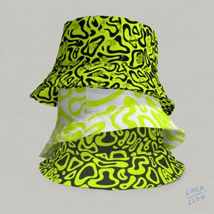 Puede incluir: Una pila de tres sombreros de pescador con esquemas de color amarillo neón y negro. El sombrero superior tiene un patrón ondulado negro con iconos pequeños, el del medio es blanco con líneas onduladas amarillo neón y el inferior tiene un patrón ondulado.