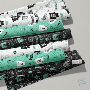 Puede incluir: Varios rollos de tela con dise&ntilde;os de baloncesto. Los dise&ntilde;os incluyen camisetas, balones de baloncesto y diagramas de juego en negro, blanco y verde azulado. Adecuado para diversos proyectos de manualidades.