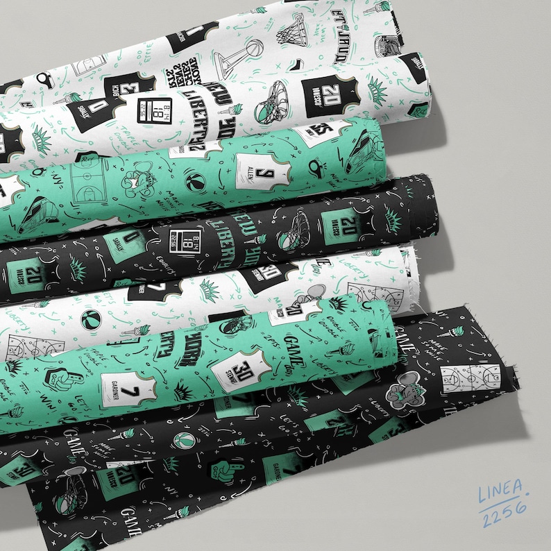 Puede incluir: Varios rollos de tela con dise&ntilde;os de baloncesto. Los dise&ntilde;os incluyen camisetas, balones de baloncesto y diagramas de juego en negro, blanco y verde azulado. Adecuado para diversos proyectos de manualidades.