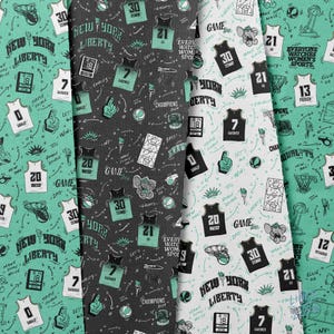 Puede incluir: Patr&oacute;n repetido con ilustraciones de baloncesto en verde azulado, negro y blanco. El dise&ntilde;o incluye camisetas con n&uacute;meros, balones de baloncesto y texto como "New York Liberty" y "Game".