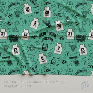 Puede incluir: Tela de algod&oacute;n verde mar con un dise&ntilde;o de baloncesto de las New York Liberty. Presenta n&uacute;meros de camiseta, balones de baloncesto y el texto "Everyone Watches Women's Sports". La tela est&aacute; etiquetada como "Cotton Fabric WNBA Liberty 2026."