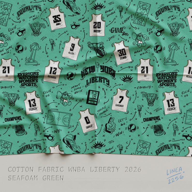 Puede incluir: Tela de algod&oacute;n verde mar con un dise&ntilde;o de baloncesto de las New York Liberty. Presenta n&uacute;meros de camiseta, balones de baloncesto y el texto "Everyone Watches Women's Sports". La tela est&aacute; etiquetada como "Cotton Fabric WNBA Liberty 2026."