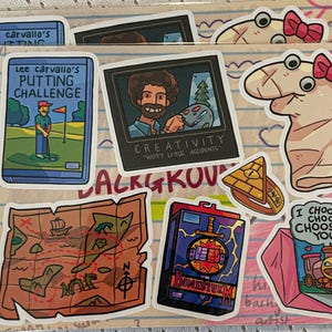 Hoja de calcomanías para fiesta de graduación de monstruos: títere de calcetín, San Valentín, Illuminati, minigolf, accidentes felices, mapa del tesoro: regalo divertido