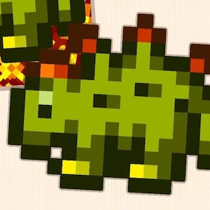 Puede incluir: Una criatura verde pixelada con acentos marrones y naranjas. La criatura tiene un cuerpo redondo con cuatro patas y dos pequeños brazos. La criatura tiene una expresión amigable con ojos grandes y una pequeña boca.